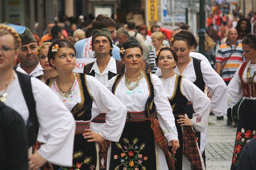 Белград национальный костюм Сербия. Сербы лужичане. Лужицкие сербы внешность. Черногорцы хорваты, сербы.