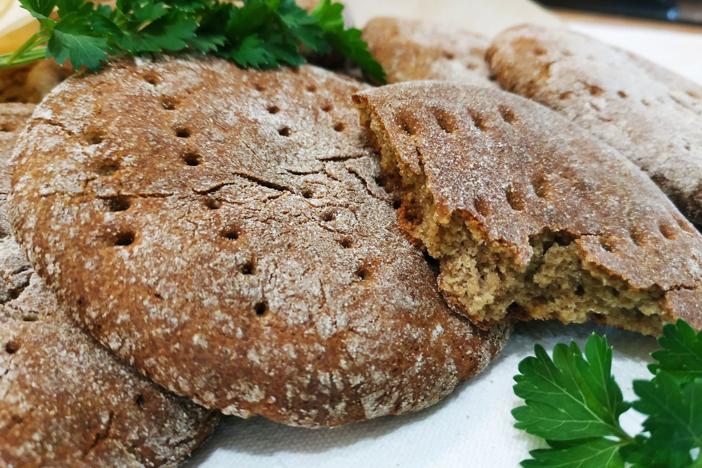 Простые лепешки в духовке. Ржаная лепешка. Ржаные лепешки из ржаной муки. Ячменные лепешки. Ржаные бездрожжевые лепешки.