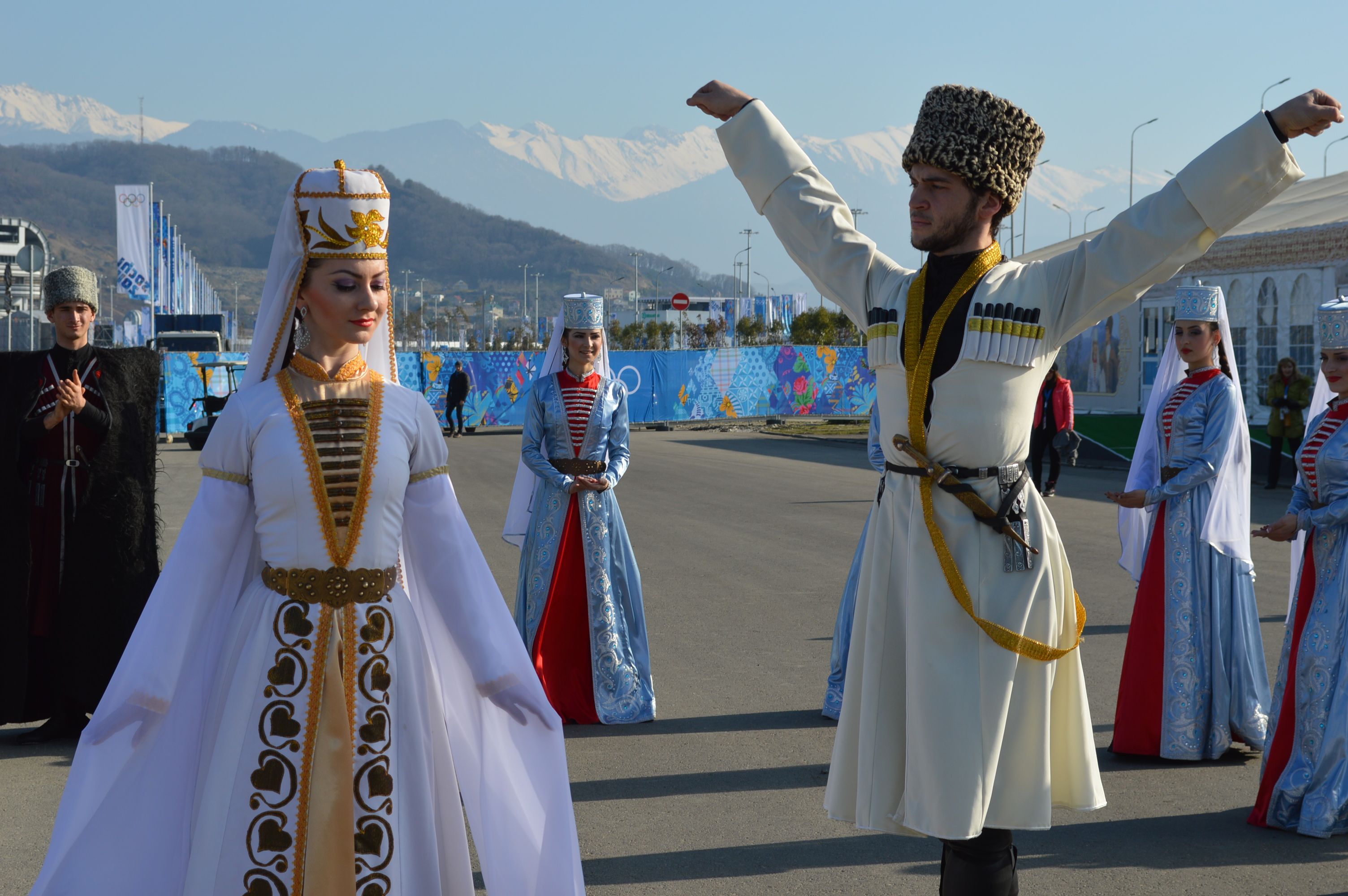 Общее население северной осетии. Адыги шапсуги. Народы Кавказа адыгейцы. Национальный костюм Адыги-шапсуги. Кабардино-Балкария кабардинцы.